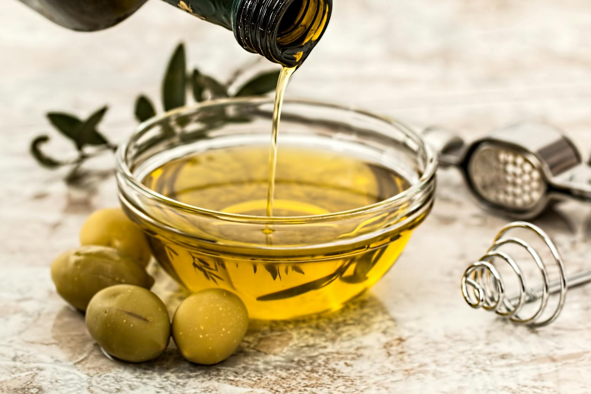 Olive Oil vs Vegetable Oil: The Ultimate Guide to Choosing the Right Fat for Every Dish
